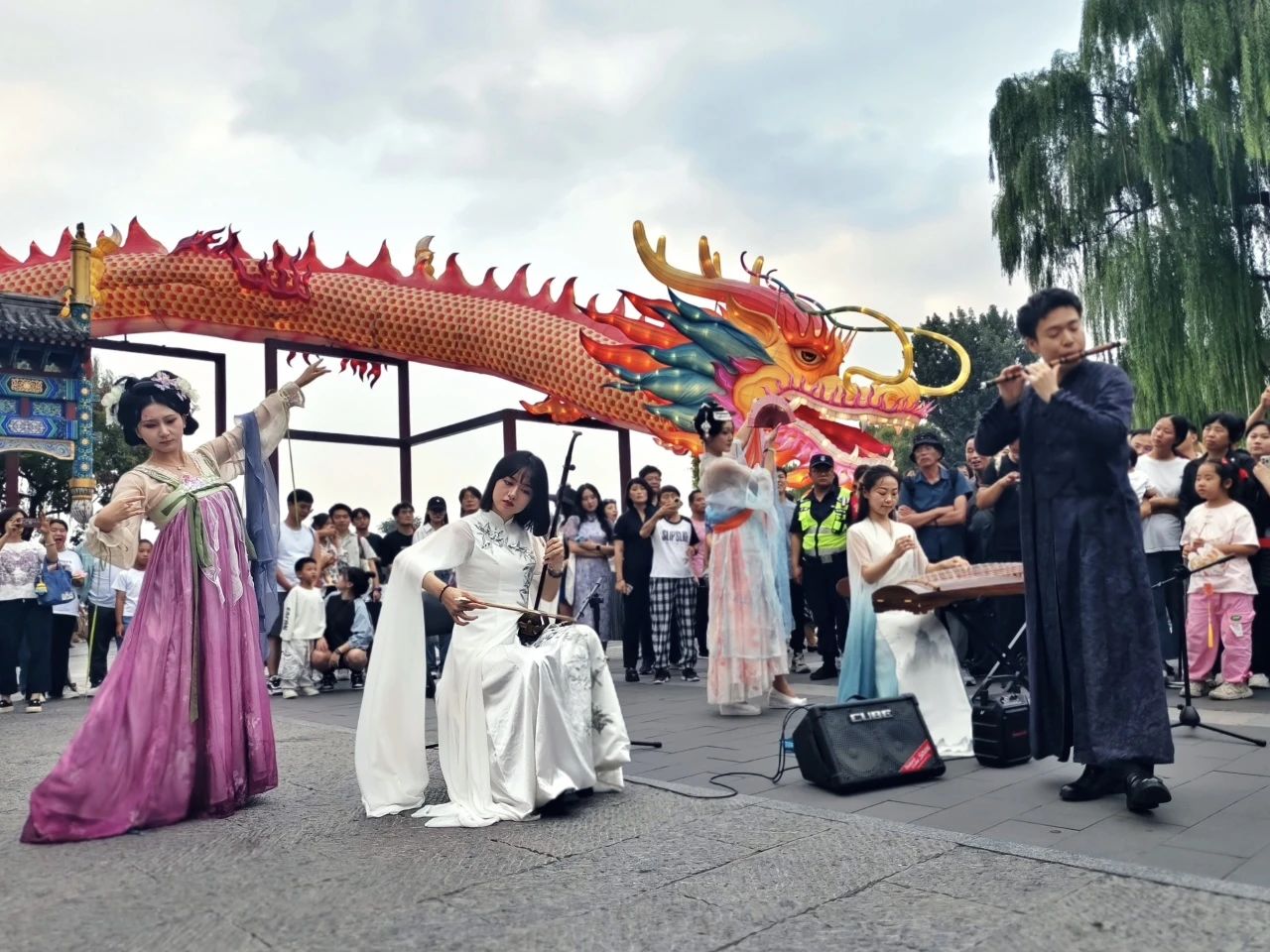海畔升明月 龙脉度中秋 ——荷花市场国风快闪活动点亮什刹海