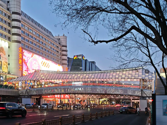 北京西单新的风景线： “西单连廊一号桥”正式通行使用